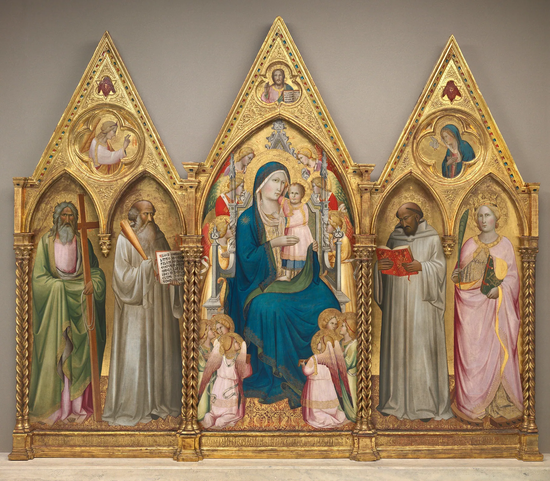 La Virgen con el Niño y los santos Andrés, Benito, Bernardo y Catalina de Alejandría con ángeles [tríptico com, de Agnolo Gaddi