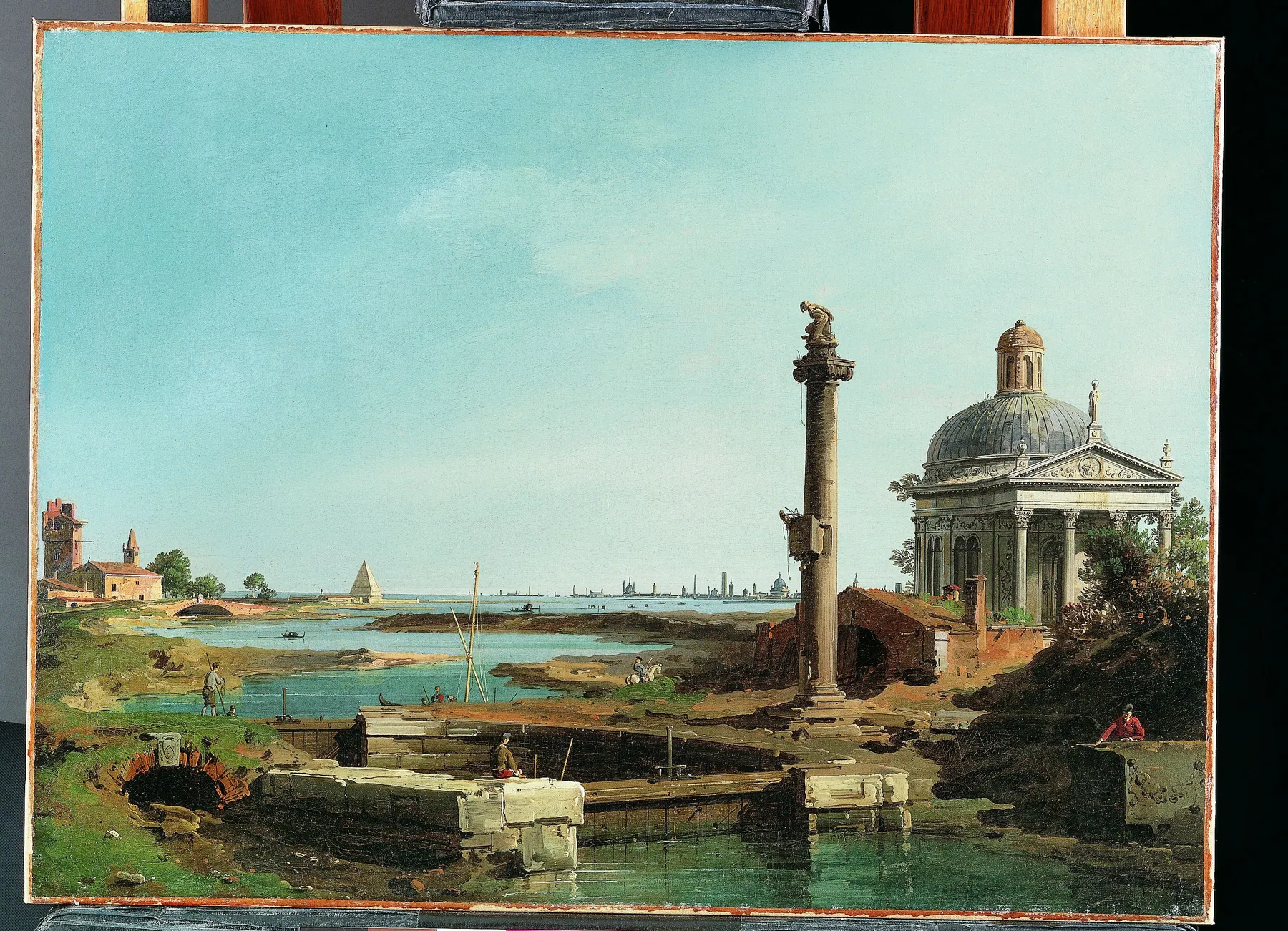 Una esclusa, una columna y una iglesia junto a una laguna, de Canaletto